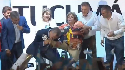 Macri eufórico: le besó los pies a una jubilada en Tucumán