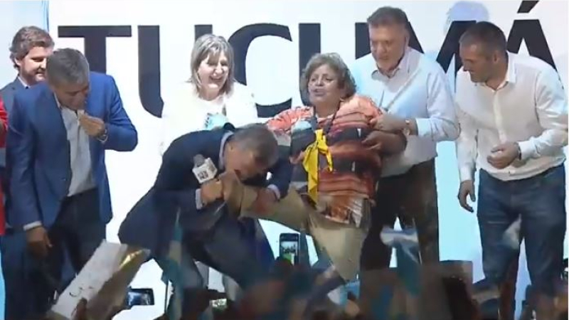 Macri eufórico: le besó los pies a una jubilada en Tucumán