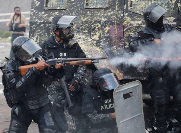 Quito se vio sacudido en el décimo día de enfrentamientos contra los planes de austeridad de Moreno, en tensa jornada en la que se incendió el edificio de la contraloría del Estado y se bloquearon los accesos al aeropuerto.