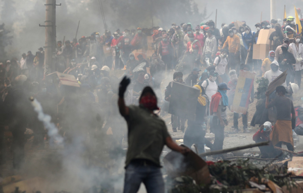 Quito se vio sacudido en el décimo día de enfrentamientos contra los planes de austeridad de Moreno, en tensa jornada en la que se incendió el edificio de la contraloría del Estado y se bloquearon los accesos al aeropuerto.