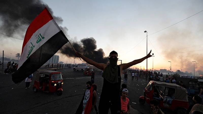 Irak: El primer ministro renuncia tras manifestaciones que dejaron un centenar de muertos