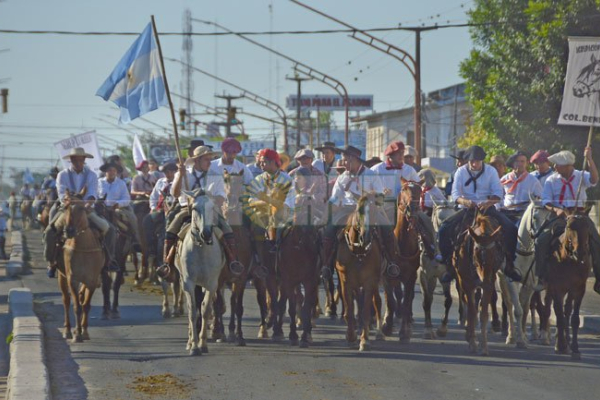 Cientos de jinetes recorrieron Resistencia para celebrar el Día de la Tradición