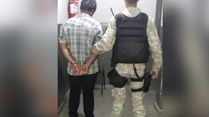 Abusada en plena calle: entre piñas y gritos logró que vecinos acudan a su ayuda y retengan al delincuente