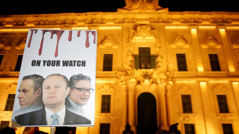 Premier de Malta renuncia por asesinato de periodista en 2017