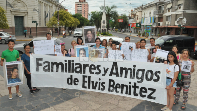 Familiares y amigos marcharon pidiendo por la aparición del joven Elvis Benitez