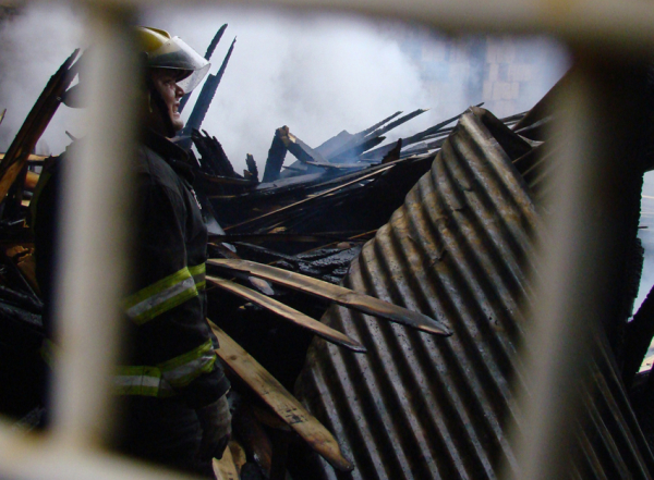 <p>Bomberos de Resistencia trabajan para controlar un incendio de gran magnitud en una maderera. Fue en avenida Castelli y calle 15. Foto: Fabián Maldonado </p>