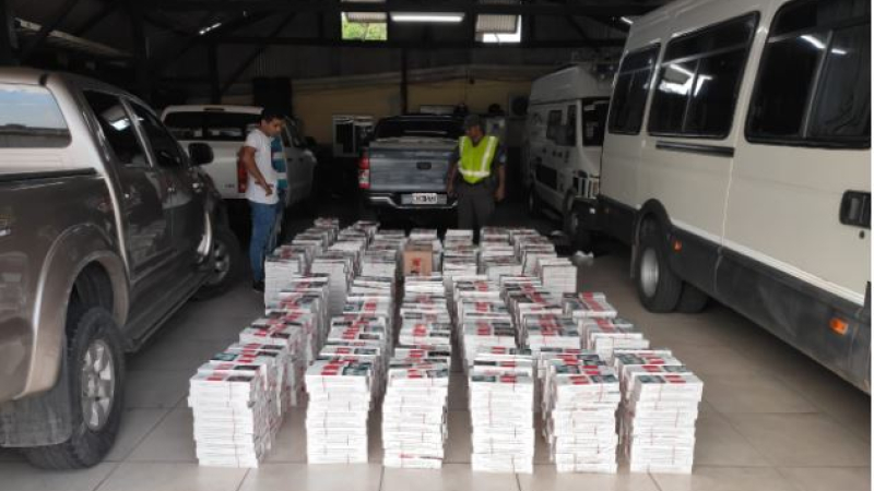 Gendarmería secuestró una camioneta adulterada que transportaba gran cantidad de cigarrillos importados