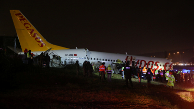 Un avión se partió en tres al aterrizar en Estambul