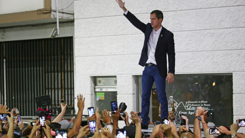 Guaidó regresó a Venezuela en medio de incidentes
