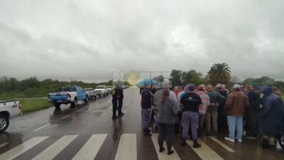 Productores reclaman por sus campos inundados a la vera de la ruta 95