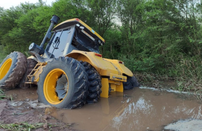 El agua que baja del oeste inunda campos y afecta los cultivos y la ganadería