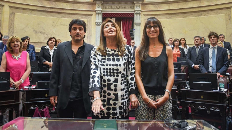 El Senado tomó juramento a la primera defensora del Niño
