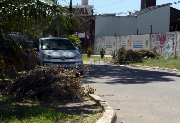 Yrigoyen y calle 8, con residuos al borde de la calzada que denotan llevar varios días sin que el municipio se ocupe de recogerlos.