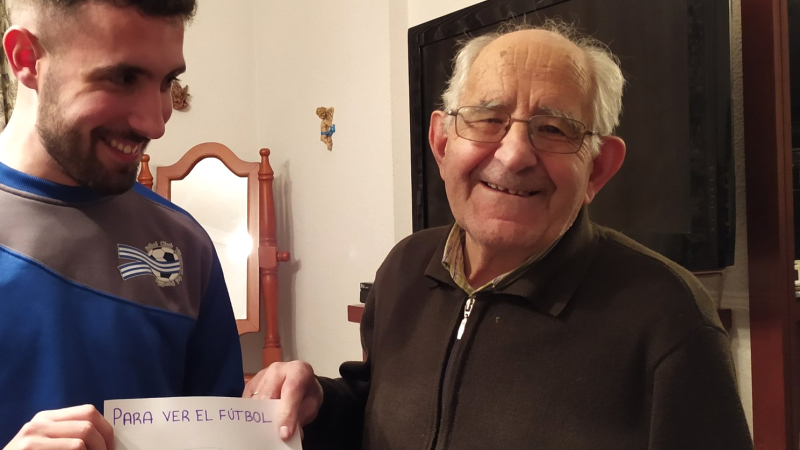 Un nieto le hizo un croquis a su abuelo para poder ver el fútbol en la tele