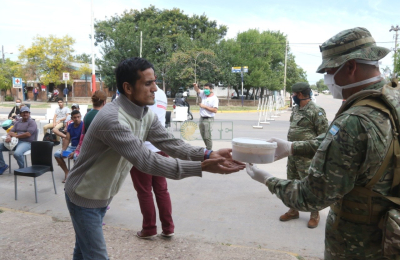 Una entrega de raciones de comida dejó a la vista el nivel de necesidades