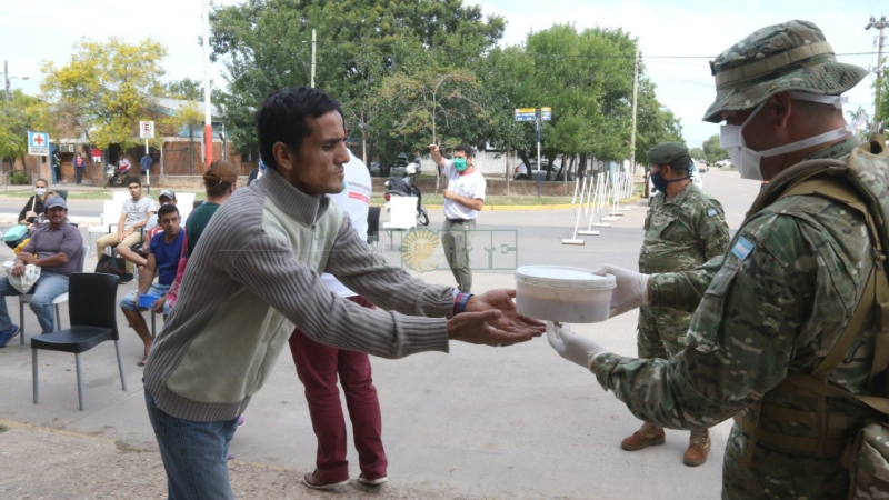 Una entrega de raciones de comida dejó a la vista el nivel de necesidades