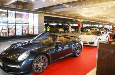 Porsches, palomitas y distanciamiento social en el autocine de Dubai