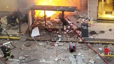 Murieron dos bomberos en un incendio y explosión en una perfumería de Villa Crespo