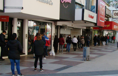 Con “pruebas piloto” reabre gradualmente el comercio