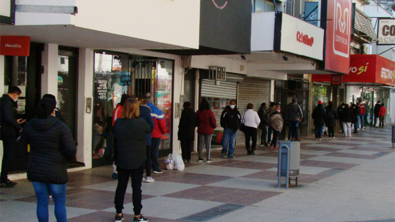 Con “pruebas piloto” reabre gradualmente el comercio