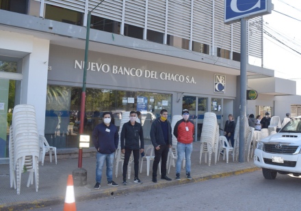 FILAS-EN-BANCOS-CON-SILLAS.jpg
