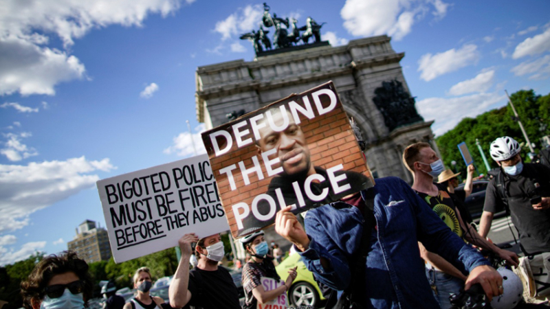 “Menos presupuesto para la policía, más para salud y educación”