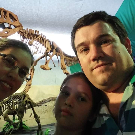 Alexis junto a su Familia.jpeg