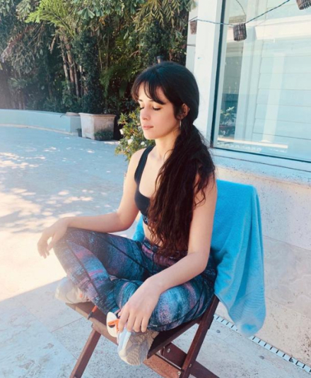 Camila Cabello practica yoga en plena cuarentena..jpg