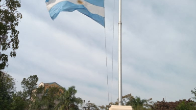 Bandera a media asta en Sáenz Peña por las tres personas fallecidas de covid-19