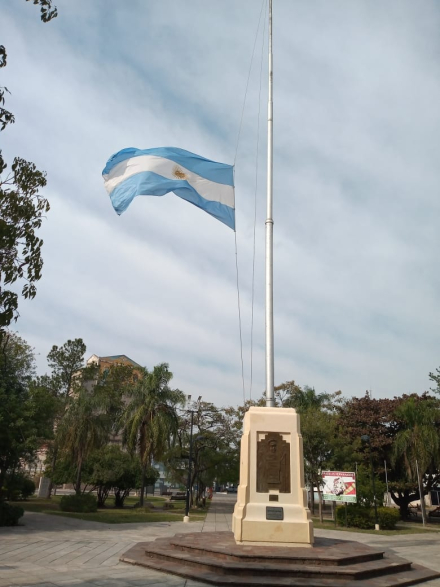 bandera a media hasta.jpg