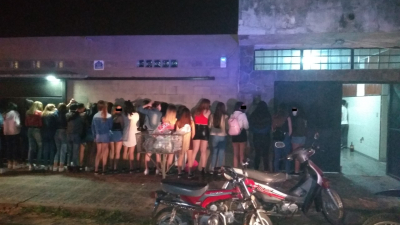 Fiesta clandestina con más de 100 jóvenes en Corrientes