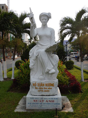 Ho_Xuan_Huong_statue.jpg