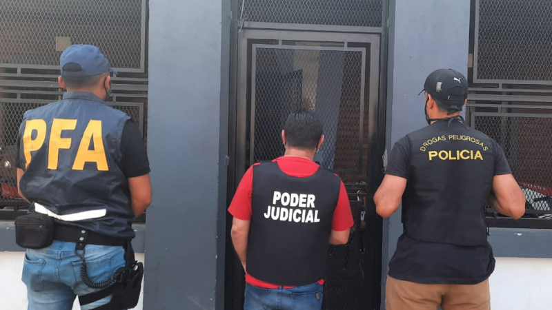 Una mujer detenida, casi 200 dosis de droga y 297 mil pesos