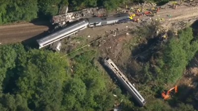 Tres muertos al descarrilar un tren en Escocia
