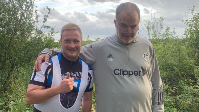 Bielsa ayudó a un ciclista que había pinchado una rueda y fue viral