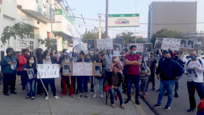 La familia del joven asesinado mientras esperaba el colectivo marchó hasta fiscalía 