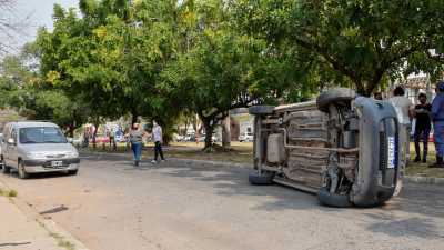 Impactante choque y vuelco en avenida Ávalos