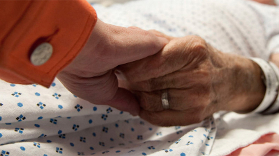 El nuevo DNU del aislamiento contempla el acompañamiento a pacientes críticos