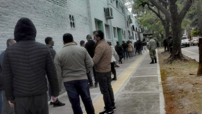 Filas interminables y burocracia excesiva para sacar el carnet de conducir