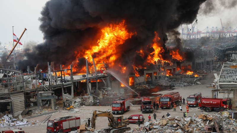 Gran incendio en el puerto de Beirut a un mes de letales explosiones  