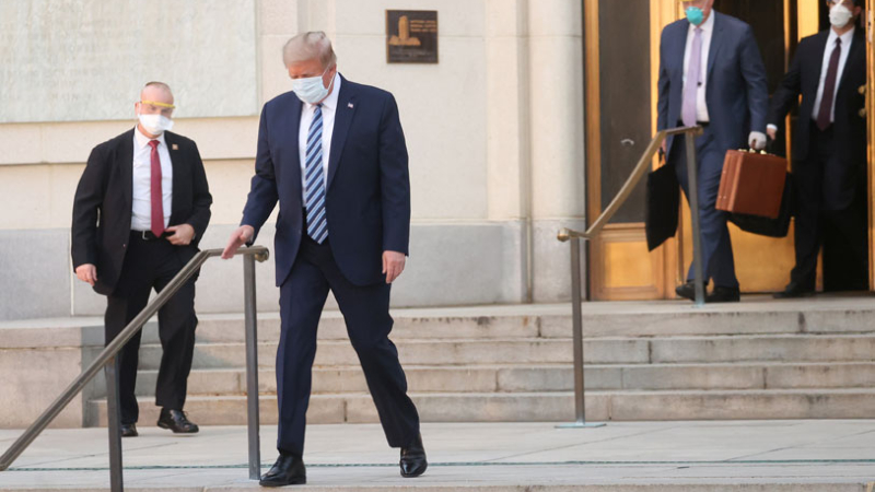 Puesta en escena: Trump salió caminando del hospital militar