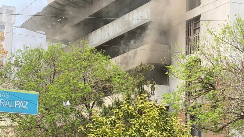 Bomberos lograron apagar el fuego en un edificio en construcción