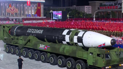 Corea del Norte presenta un monstruoso misil en desfile militar