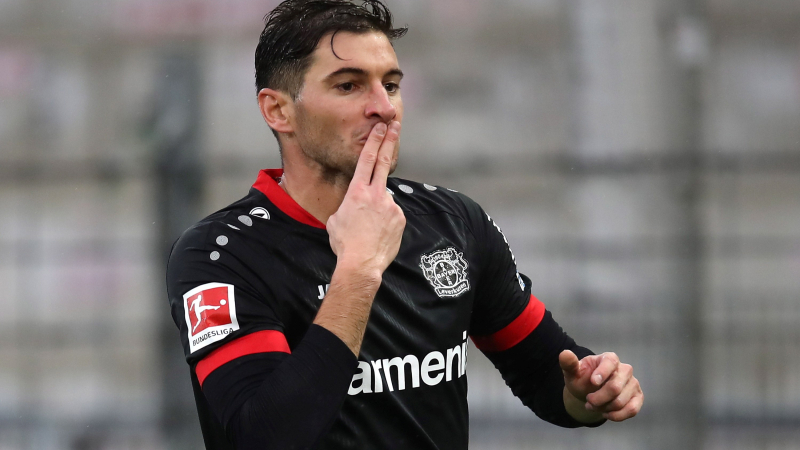 Alario on fire: tercer doblete seguido