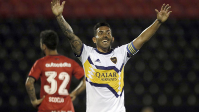 Boca venció a Newell's en Rosario y lidera la zona