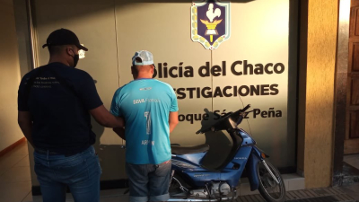 Una mujer en grave estado al ser empujada por un motochorro