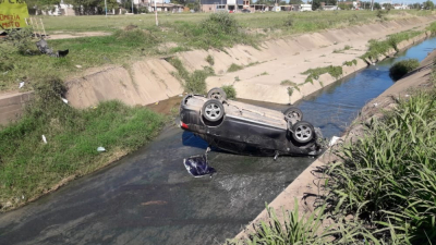 Hizo una mala maniobra, perdió el control y cayó a un canal