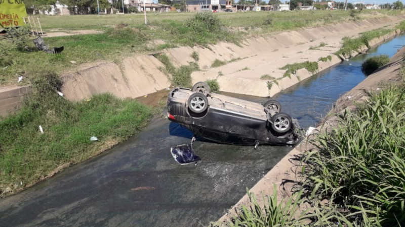 Hizo una mala maniobra, perdió el control y cayó a un canal