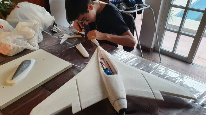 Un adolescente chaqueño construyó un avión de ala única, hito de la historia aeronáutica argentina