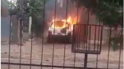 Castelli: Un confuso episodio de violencia terminó con un auto en llamas